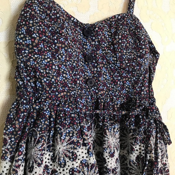 Flower layered dress w/ embroidery designs -size s - Picture 6 of 8